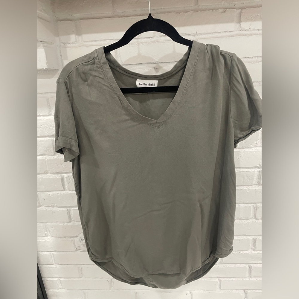 Bellah Dahl Olive Green Short Sleeve‎ Solid Shirt Size Medium Vneck